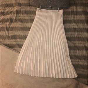 Maxi white pleated skirt
